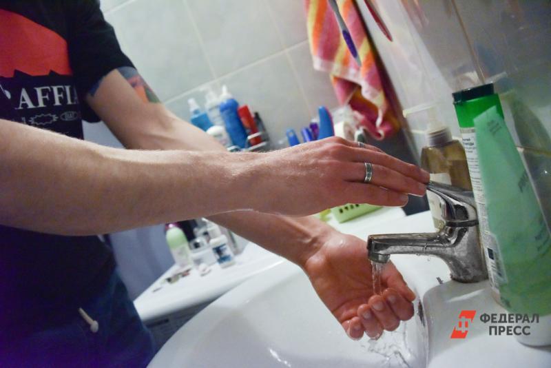 человек моет руки