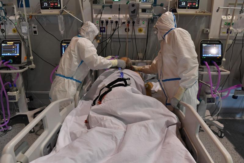 человек, больной коронавирусом, лежит в госпитале