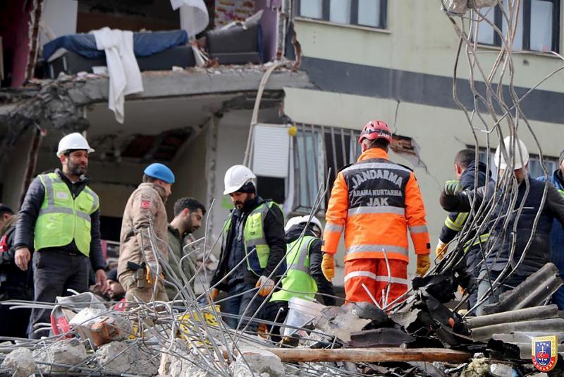 спасатели на месте землетрясения в турции