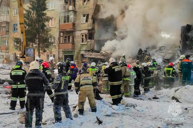спасатели на месте обрушения дома в новосибирске