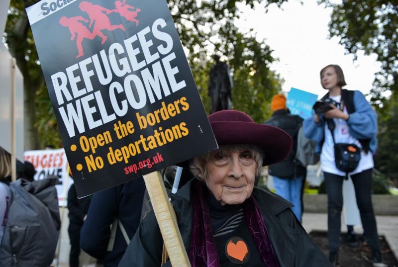 британка с плакатом в поддержку беженцев