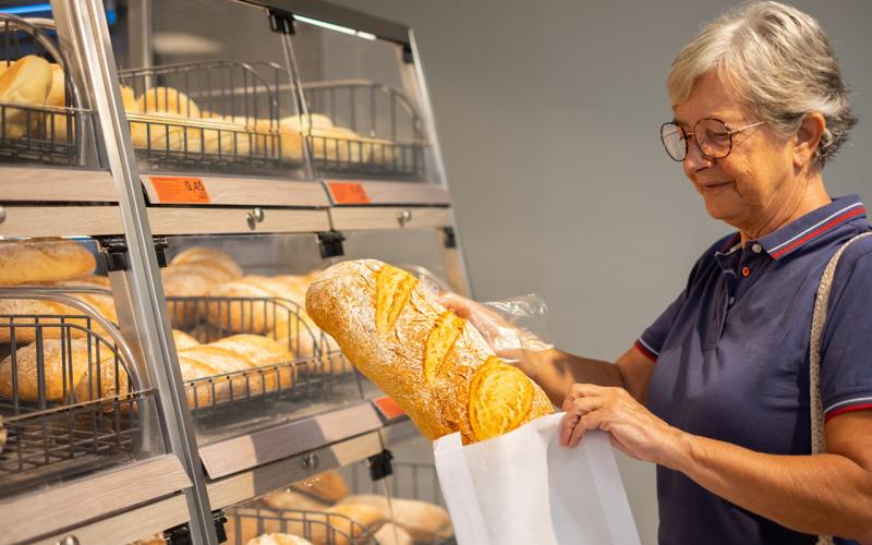 В одном из челябинских магазинов пожилым людям раздают хлеб бесплатно