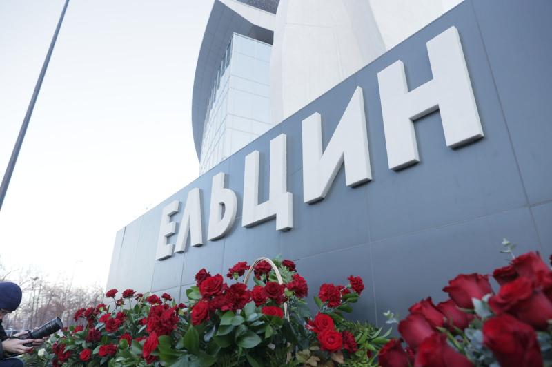 Цветы у подножия памятника Ельцину