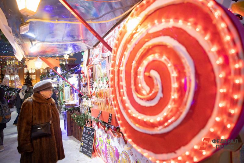 Тюменке продали червивые конфеты на Михайловском рынке