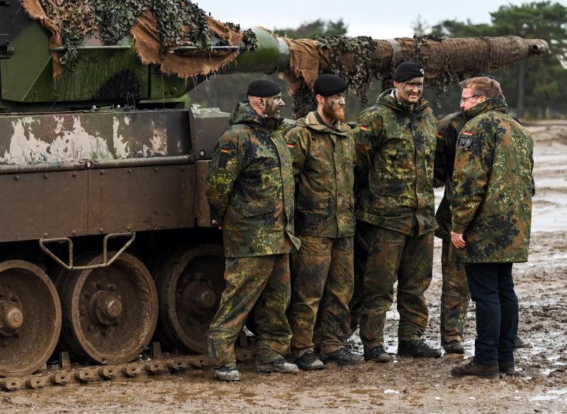 Министр обороны Германии (справа) на фоне танка Leopard 2