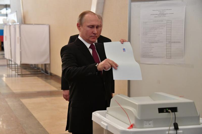 Президент России Владимир Путин голосует на выборах президента