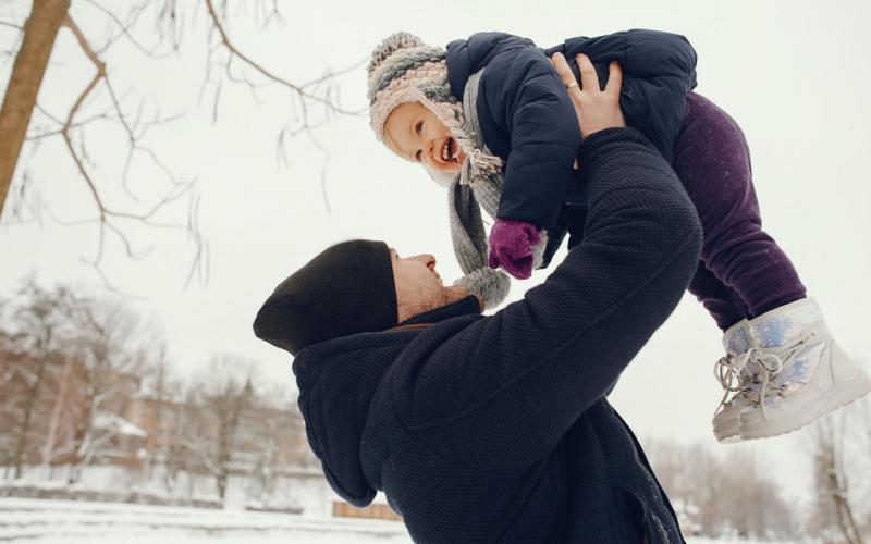 Отец и дочь в зимнем парке