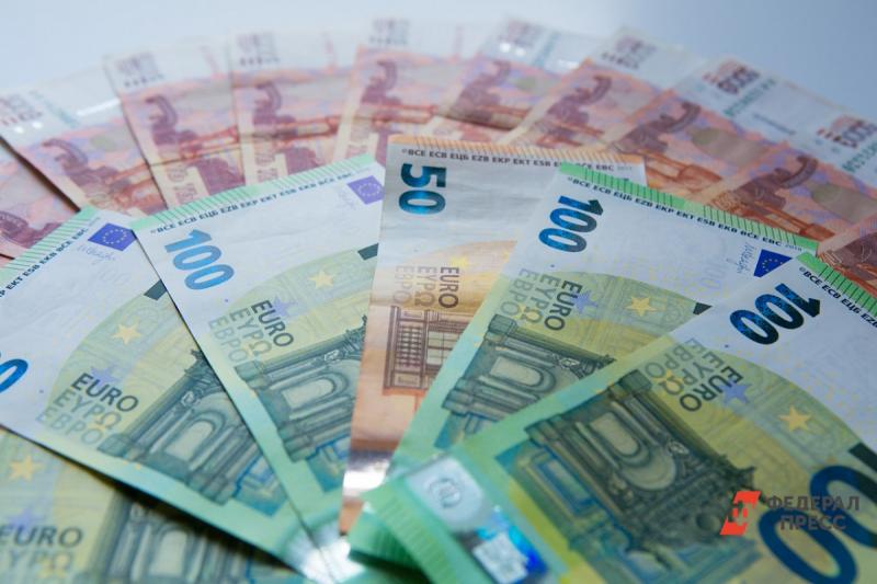 банкноты с евро и рублями