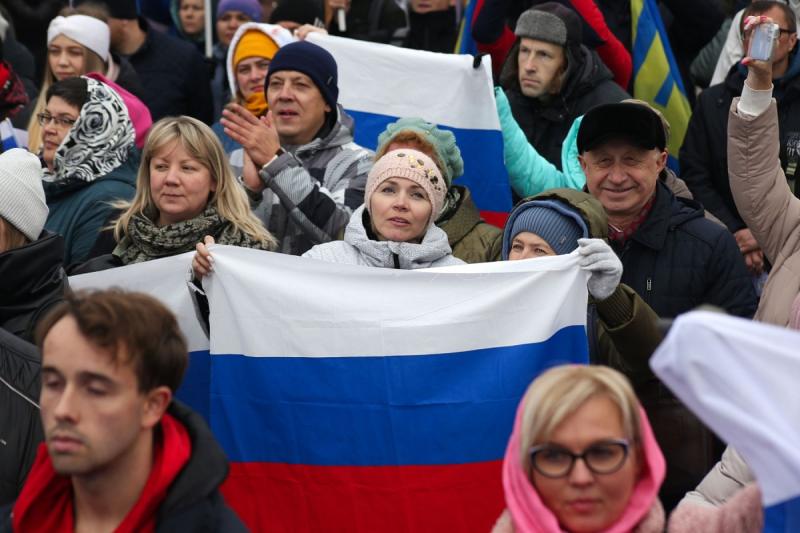 женщина с российским флагом