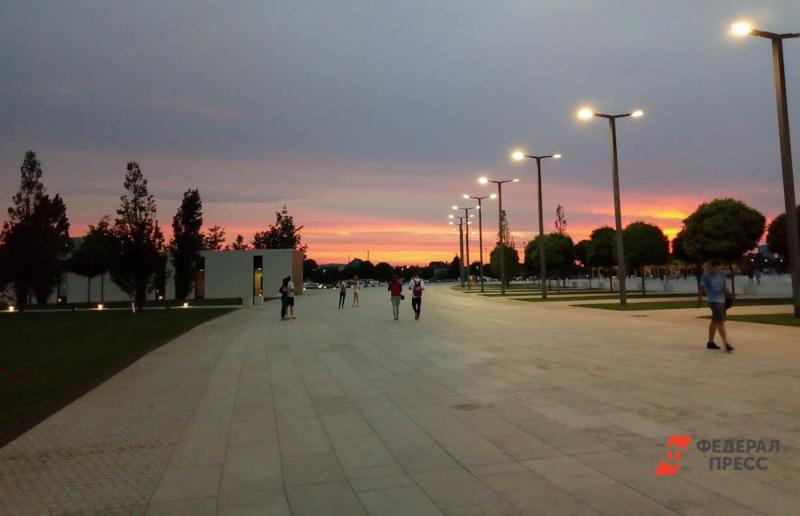 Парк Галицкого на закате привлекает романтиков