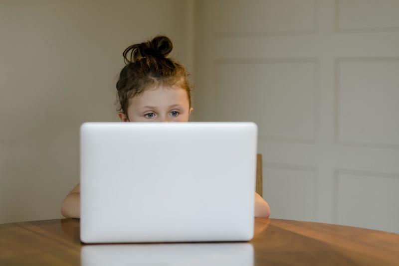 ребенок с ноутбук
