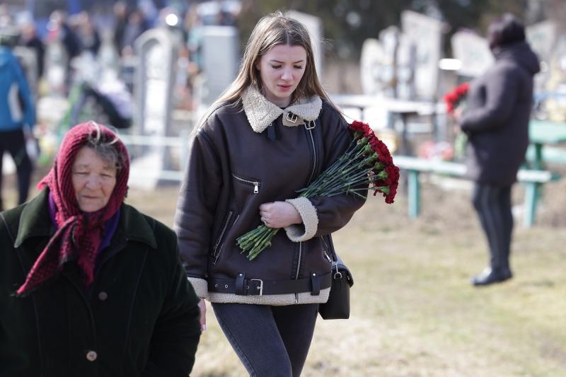 родственники погибшего украинского военного на похоронах