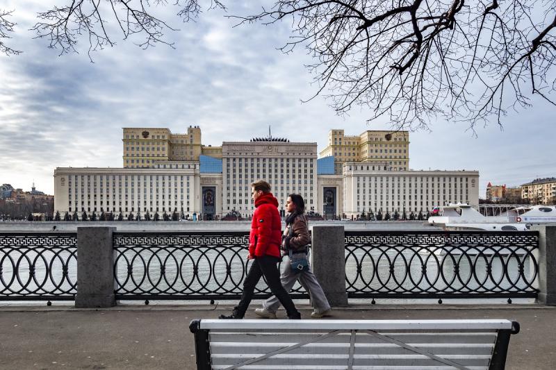 вид на здание правительства рф в москве
