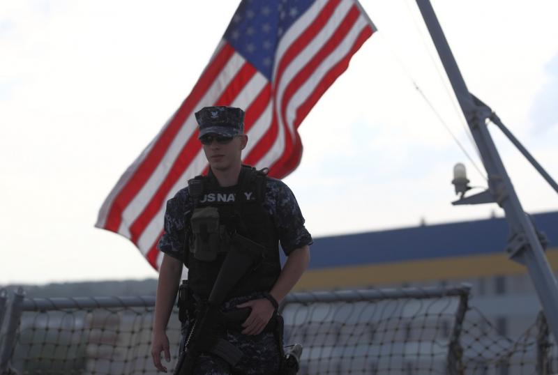 американский военный на фоне флага сша