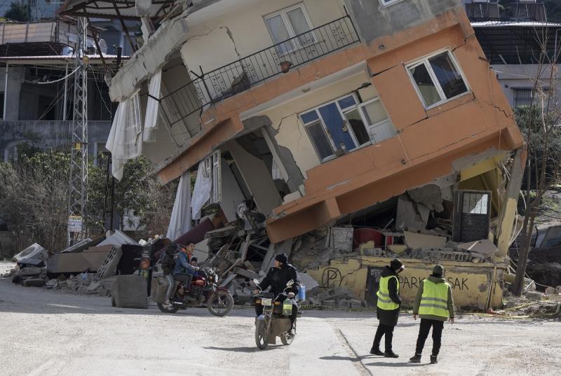 разрушенный в результате землетрясения дом в турции