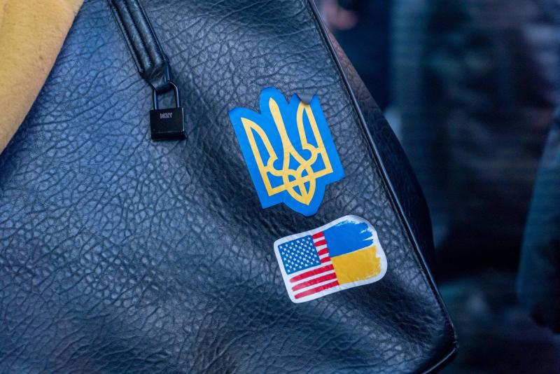 наклейки в виде государственной символики украины и сша