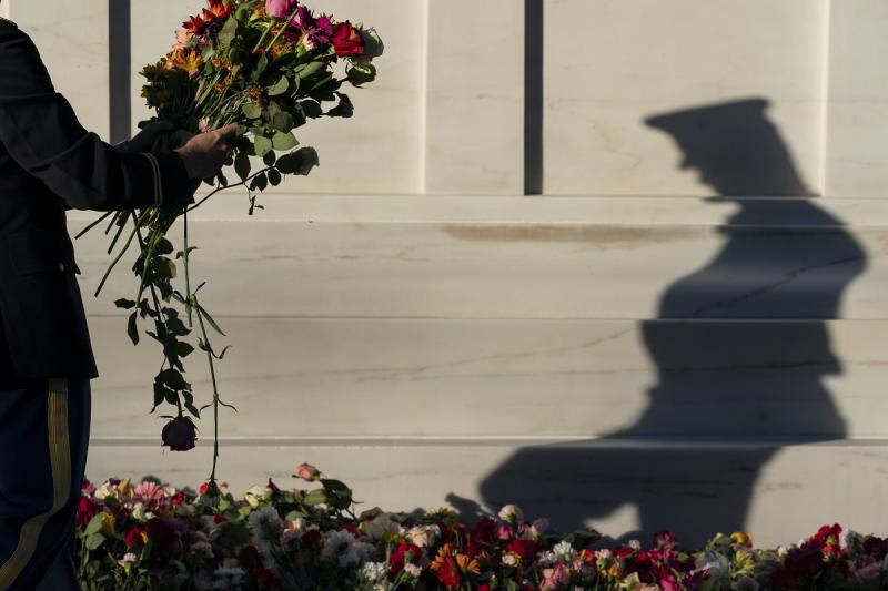 военный сша возлагает цветы к памятнику погибшим