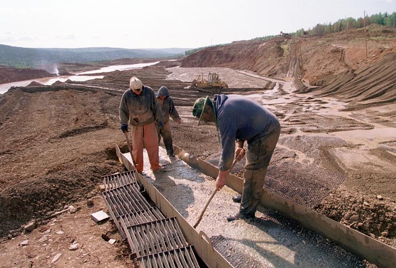 В 2018 году мужчины добывали золото на территории золотодобывающей артели в Бодайбинском районе