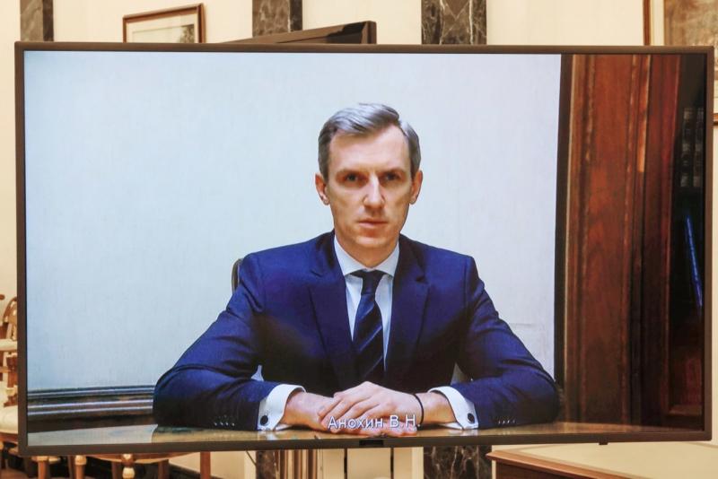 Врио губернатора Смоленкой области Василий Анохин говорит с Владимиром Путиным по видеосвязи