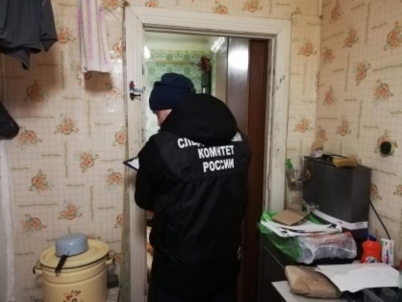 Следователь в жилете Следственный комитет России обследует кухню с домашней утварью