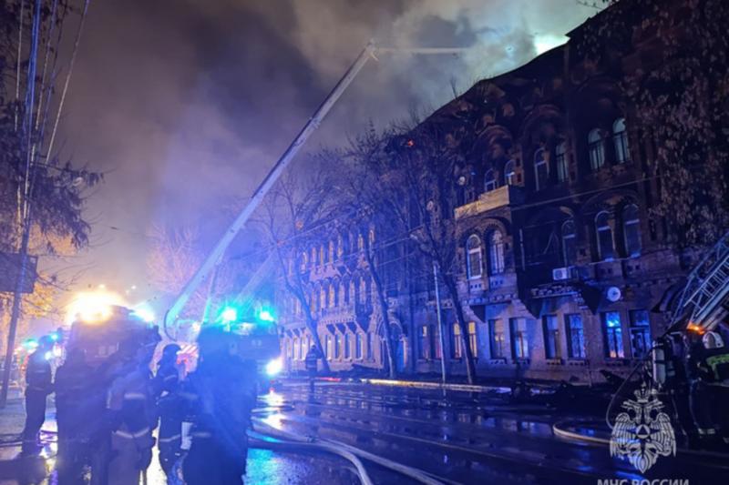 Горящий доходный дом купца Челышева в Самаре, рядом стоят пожарные и лежат рукава