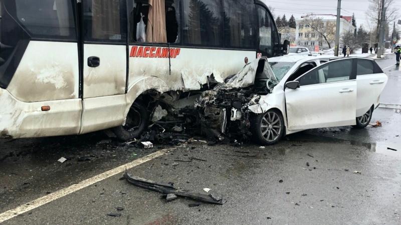 Столкновение автобуса с надписью ПАССАЖИР и легкового автомобиля, машины с повреждениями на дороге в городе зимой