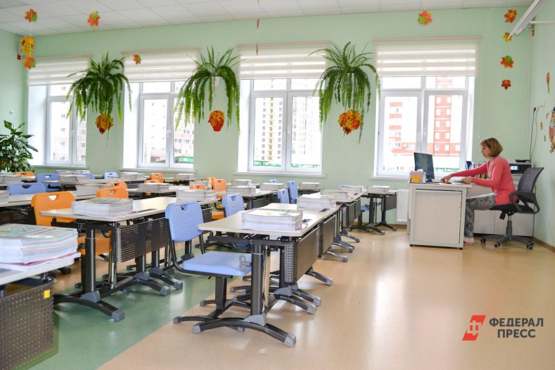 Учителя тюменской школы № 94 провели выходные на работе: убирали классы после жалоб родителей
