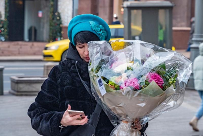 Женщина с букетом цветов