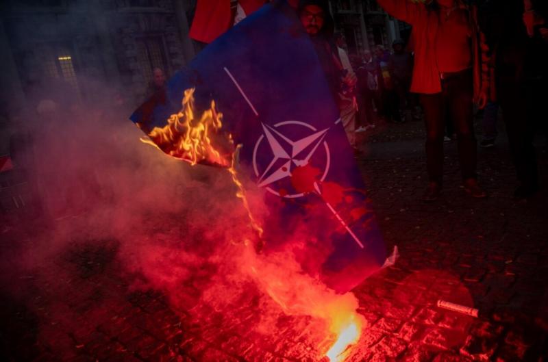 Флаг НАТО горит