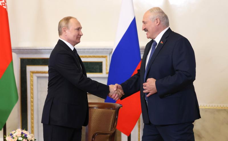 Путин жмет руку Лукашенко