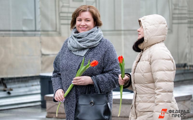 Женщины с цветами в праздник 8 марта