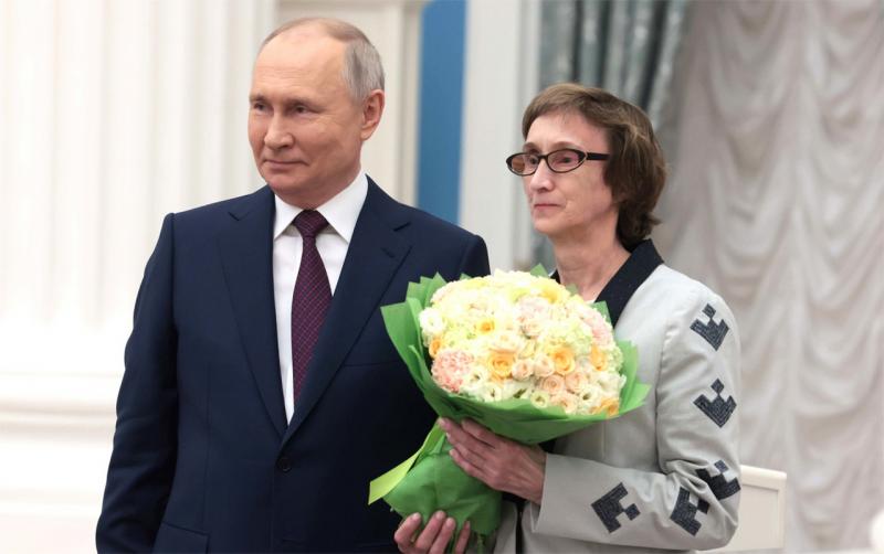 Путин вручил госнаграду жительнице НАО
