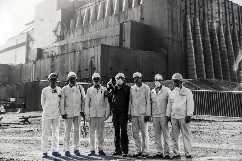 Сотрудники службы радиационной защиты ЧАЭС на фоне саркофага