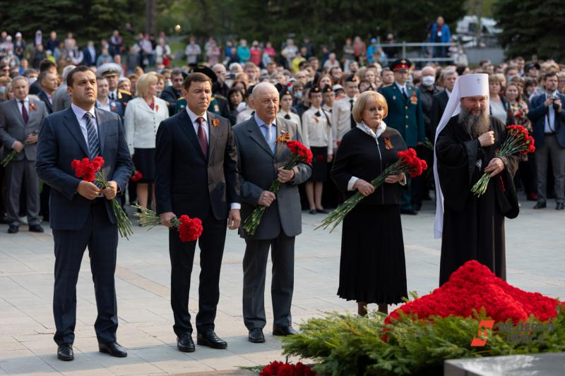 Возложение цветов к мемориалу в память воинов Великой Отечественной