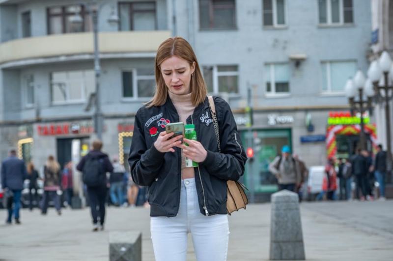Москва, девушка со смартфоном