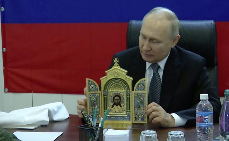 Владимир Путин с иконой