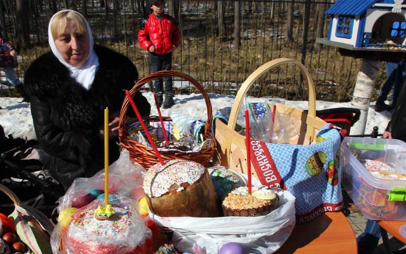 Женщина, куличи