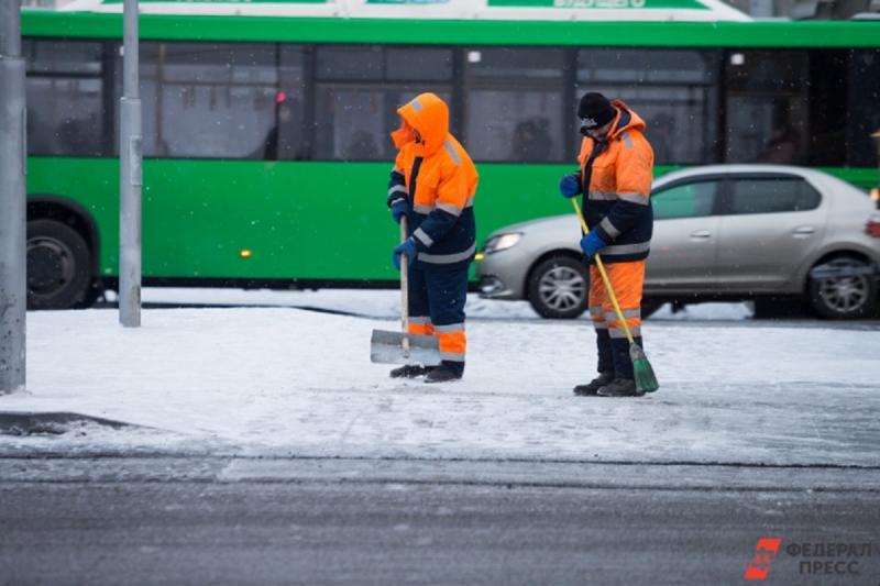 Мигранты убирают снег