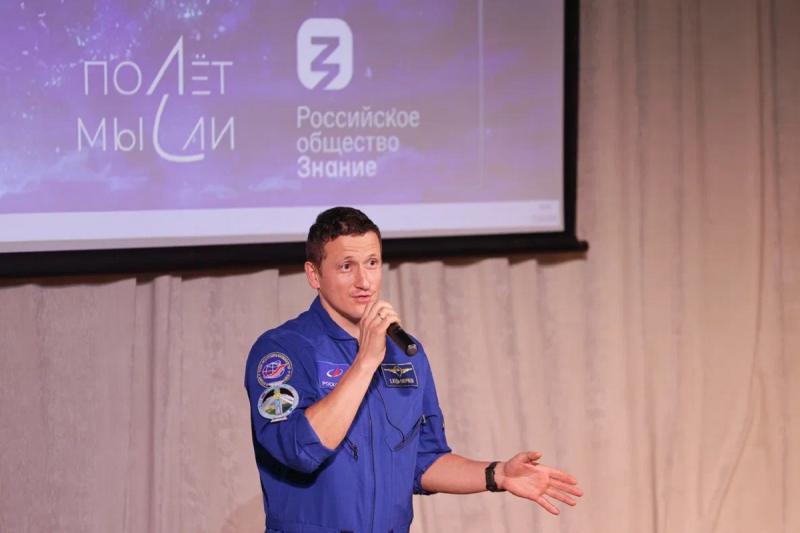 Космонавт на встрече с детьми