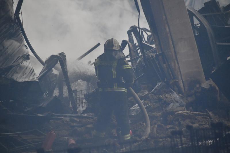 27 единиц техники и более 80 человек тушат пожар в промзоне Дзержинска
