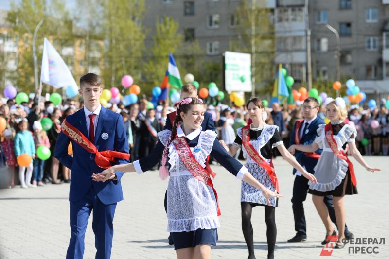 В школах проходят линейки в честь окончания учебного года