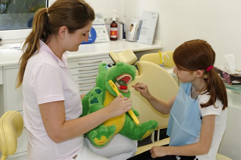 стоматолог с ребенком