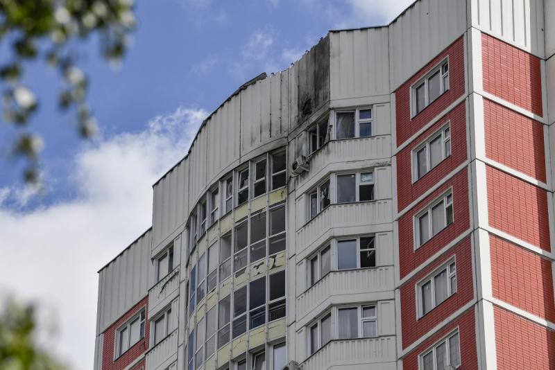 поврежденный в результате атаки бпла дом в москве