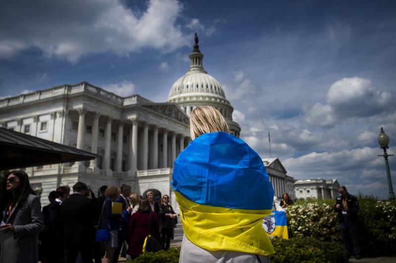человек с флагом украины на фоне конгресса сша