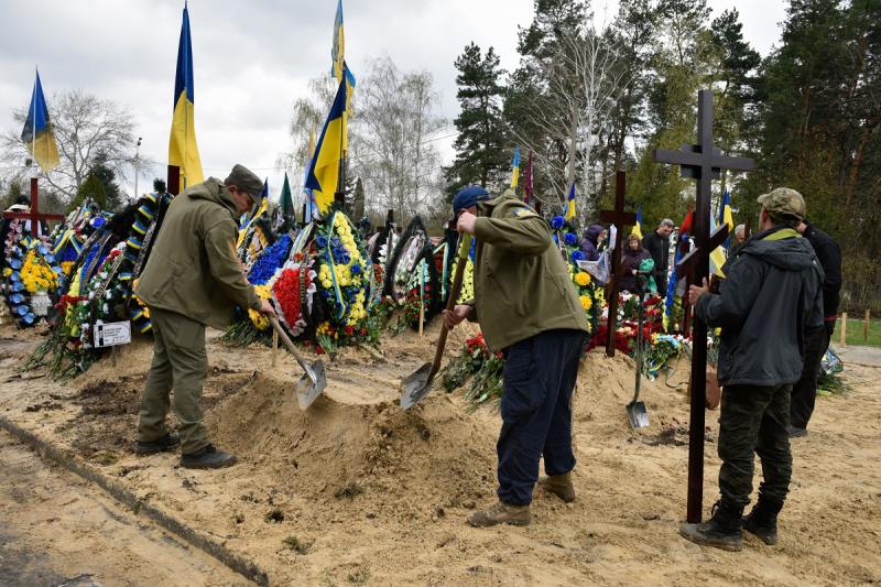 копка могил на украине