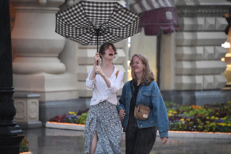 женщины с зонтом