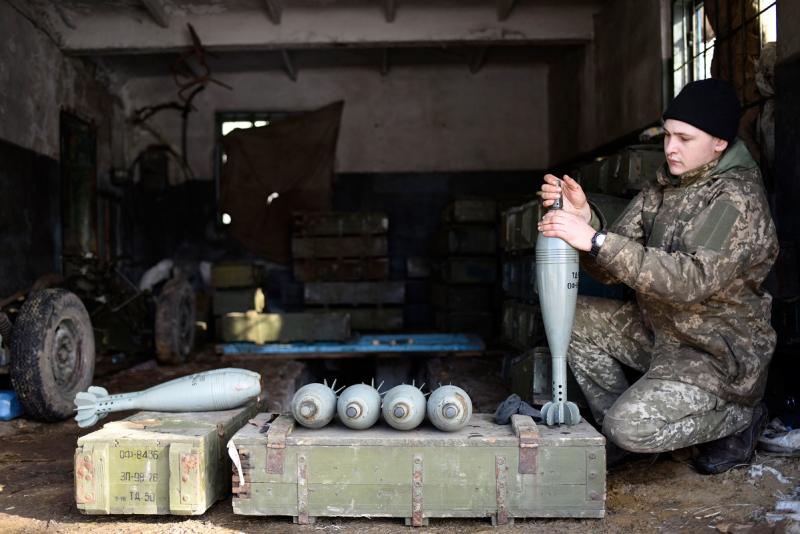 украинский военный с ящиком снарядов