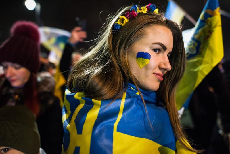 женщина с украинским флагом