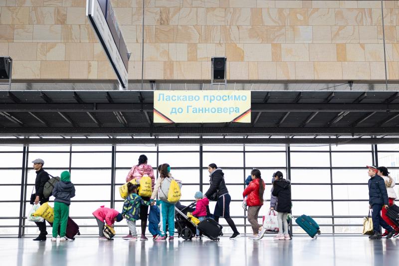 табличка для беженцев в аэропорту ганновера