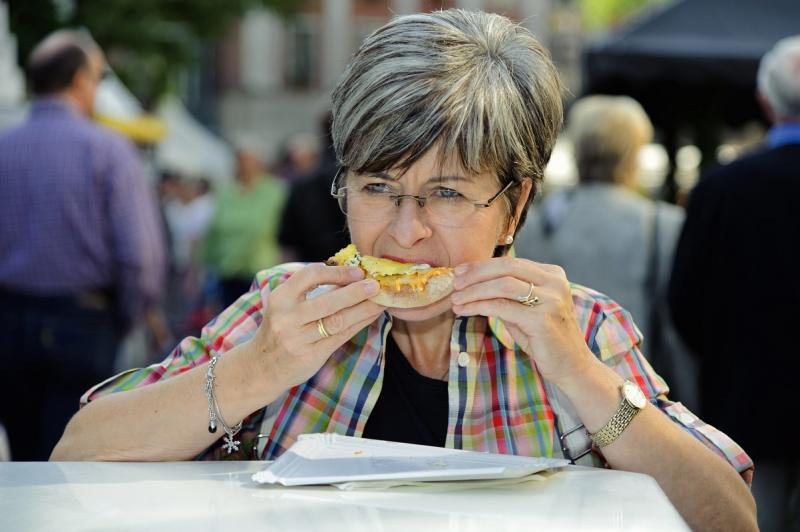 женщина ест пирог